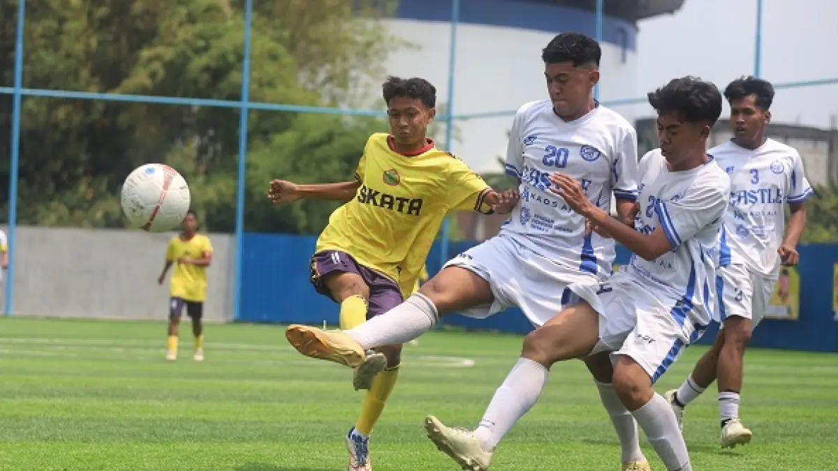 LAGA PERDANA: Dua penggawa SMAN 1 Puri (kostum putih) berusaha merebut bola dari pemain Tamansiswa Mojokerto di laga babak 16 besar. Pertandingan tersebut dimenangkan tim Tamansiswa Mojokerto lewat adu penalti dengan skor 3-2. (SOFAN KURNIAWAN/RADAR MOJOKERTO)