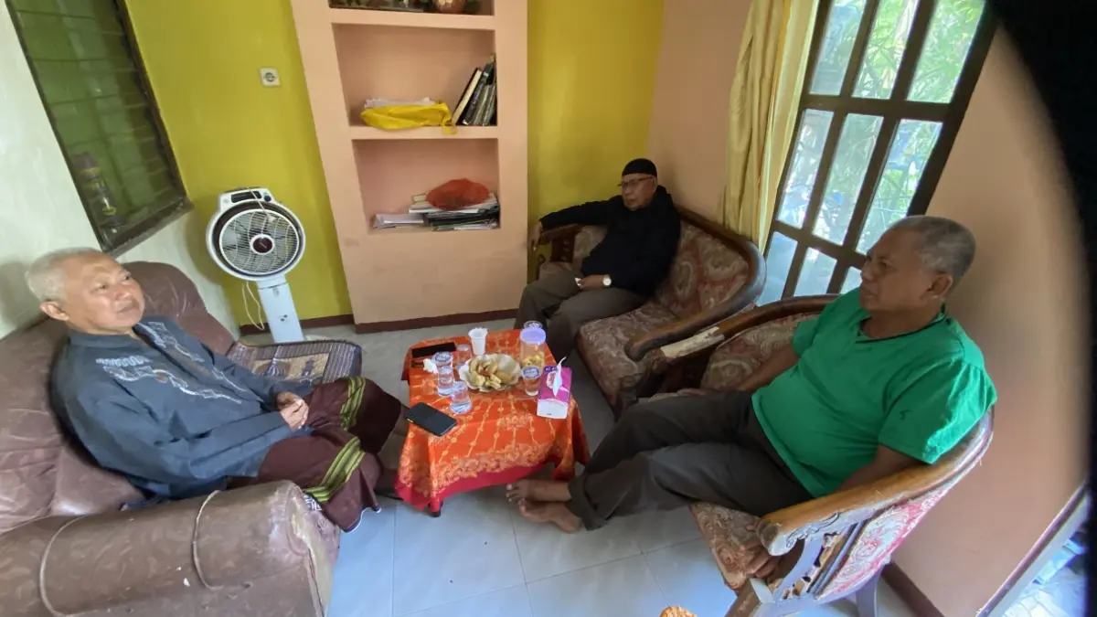 KELUARGA KORBAN: Anwar Hidayat (kiri) menerima keluarga dan tetangga di rumahnya. Keluarga terus memanjatkan doa untuk keselamatan Niki Minamri Robby yang turut hilang di KM Virgo. (JUMAI/RADAR JEMBER)