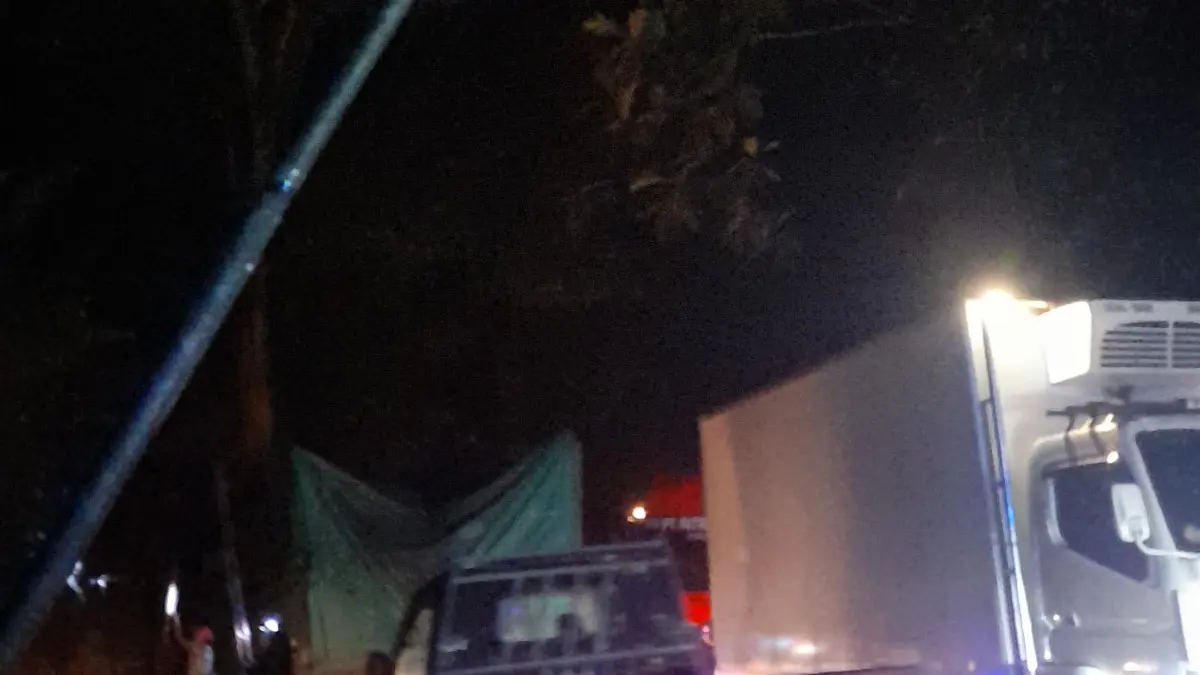 PENERANGAN GUMITIR Tiang PJU di jalur Gumitir, Dusun Gumitir, Desa Sidomulyo, Kecamatan Silo, yang miring ke arah jalan diduga ditabrak truk tronton dari arah Banyuwangi menuju Jember, pada Rabu (16/9) malam. (RELAWAN GUMITIR)