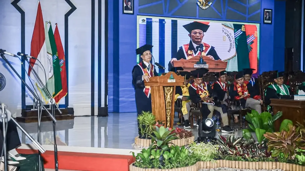 PENGUKUHAN: Plt Rektor UIN KHAS Jember Prof Dr Phil Sahiron sambutan dalam pengukuhan 4 Guru Besar di UIN KHAS Jember. (M. ADHI SURYA/RADAR JEMBER)