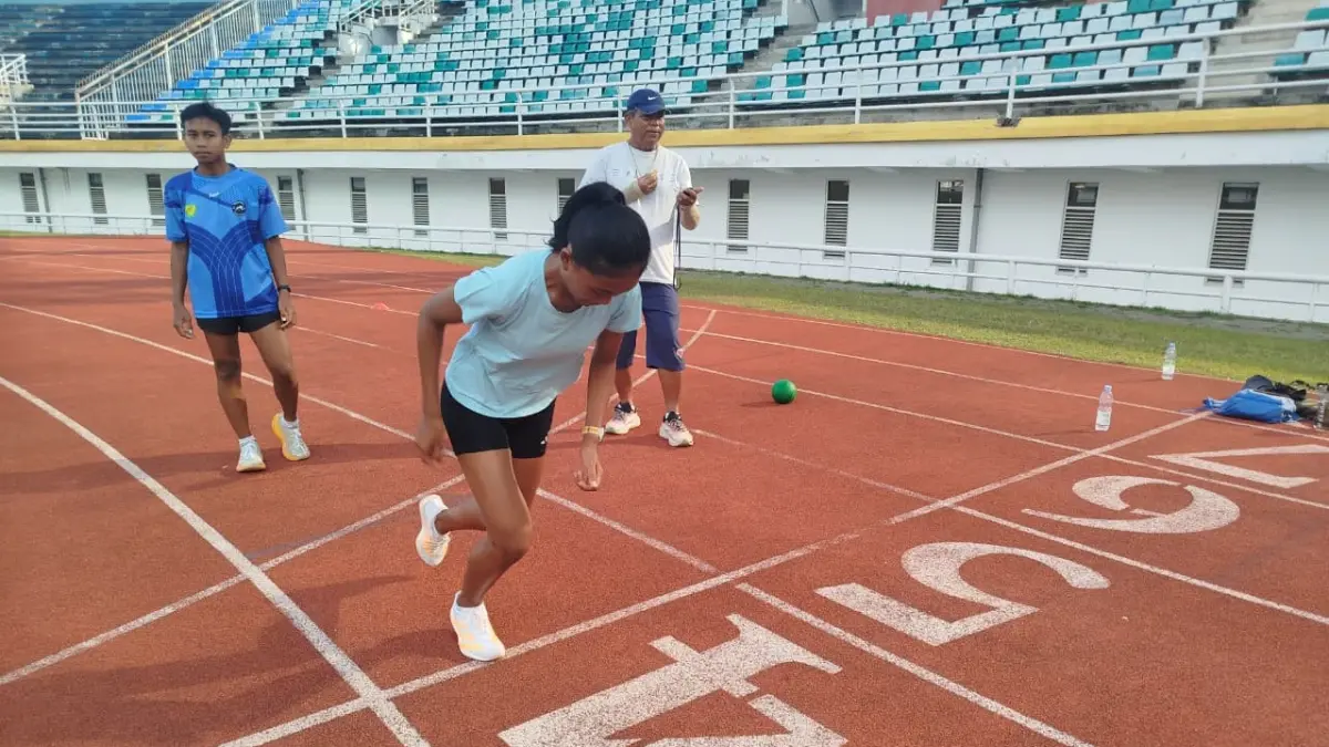 PERSIAPAN: Atlet lari Jember berlatih di lintasan atletik di Stadion JSG. Mereka meningkatkan intensitas latihan untuk menyongsong Popda. (SIDKIN ALI/RADAR JEMBER)