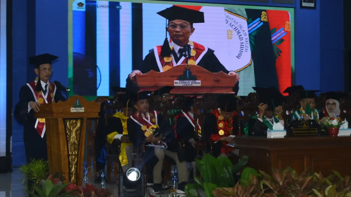 Plt Rektor UIN KHAS Prof. Dr. Phil. Sahiron sambutan pengukuhan 4 guru besar UIN KHAS Jember, Kamis (17/9). (M. ADHI SURYA/RADAR JEMBER)