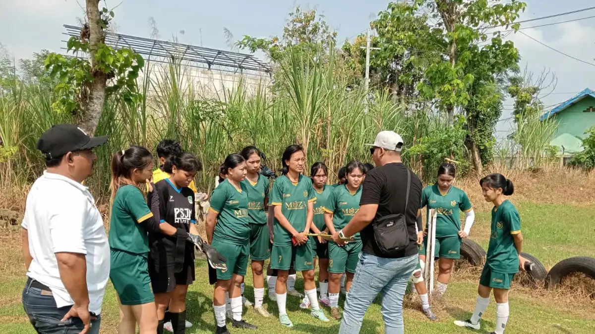 BERI ARAHAN: Skuad Tim Sepak Bola Putri Porprov Jember menerima arahan head coach Denny Apriyanto seusai turnamen di Pasuruan, Mei lalu. Siang ini, mereka akan melawan tim Porprov Putri Banyuwangi di Stadion Jember Sport Garden (JSG). (TIM SEPAK BOLA PUTRI PORPROV JEMBER)