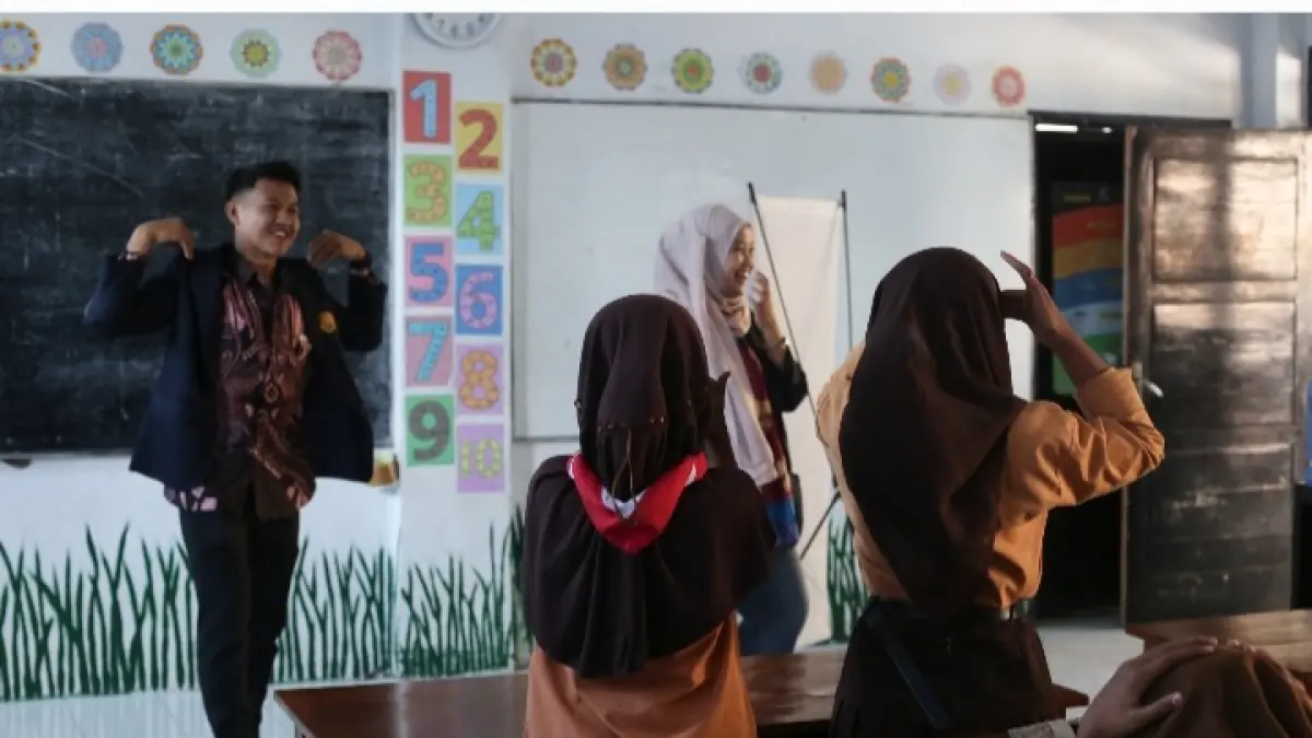 Aksi meriah siswa kelas 5 bersama mahasiswa melalui belajar mengenal pentingnya menjaga satwa liar sambil bernyanyi di SDN Sucolor 2