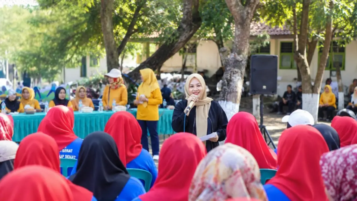 BINA: Ketua TP PKK Lumajang Dewi Natalia saat memberikan arahan dalam pembinaan guru PAUD, kemarin. (KOMINFO LUMAJANG)