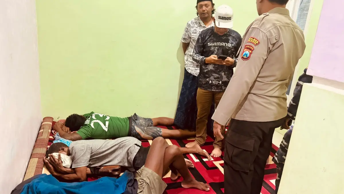 DITOLONG NELAYAN: Tiga selayan asal Bali yang berhadil ditolong nelayan Puger serelah jukungnya terombang ambing karena kehabisan bahan bakar. (SATPOLAIR POLRES JEMBER)