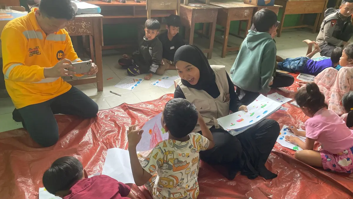 EDUKASI: Anak-anak saat belajar bersama sekaligus memberikan edukasi keberanian dalam berbicara untuk menekan angka kekerasan. (ADE APRYANIS/RAME)