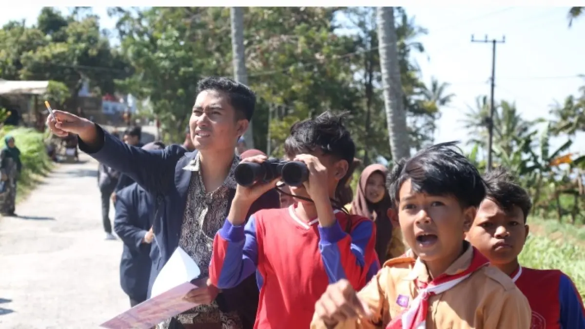 Keseruan siswa kelas 6 SDN Sucolor 2 mengamati dan menemukan posisi burung di tepi persawahan menggunakan teropong