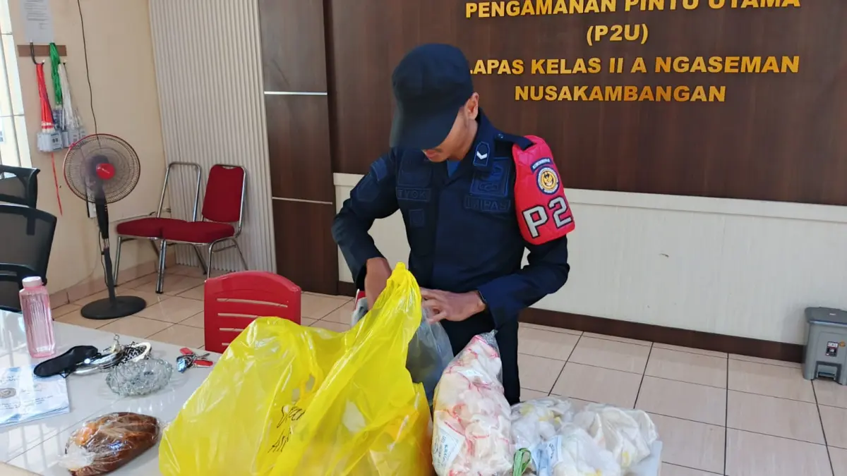 Lapas Kelas IIA Ngaseman Pastikan Barang Kunjungan Sesuai Ketentuan