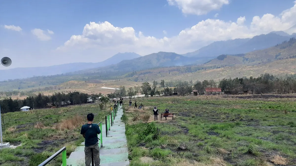 MANJAKAN MATA: Potret pesona Kawah Wurung saat dikunjungi wisatawan. (FAQIH HUMAINI/RADAR IJEN)