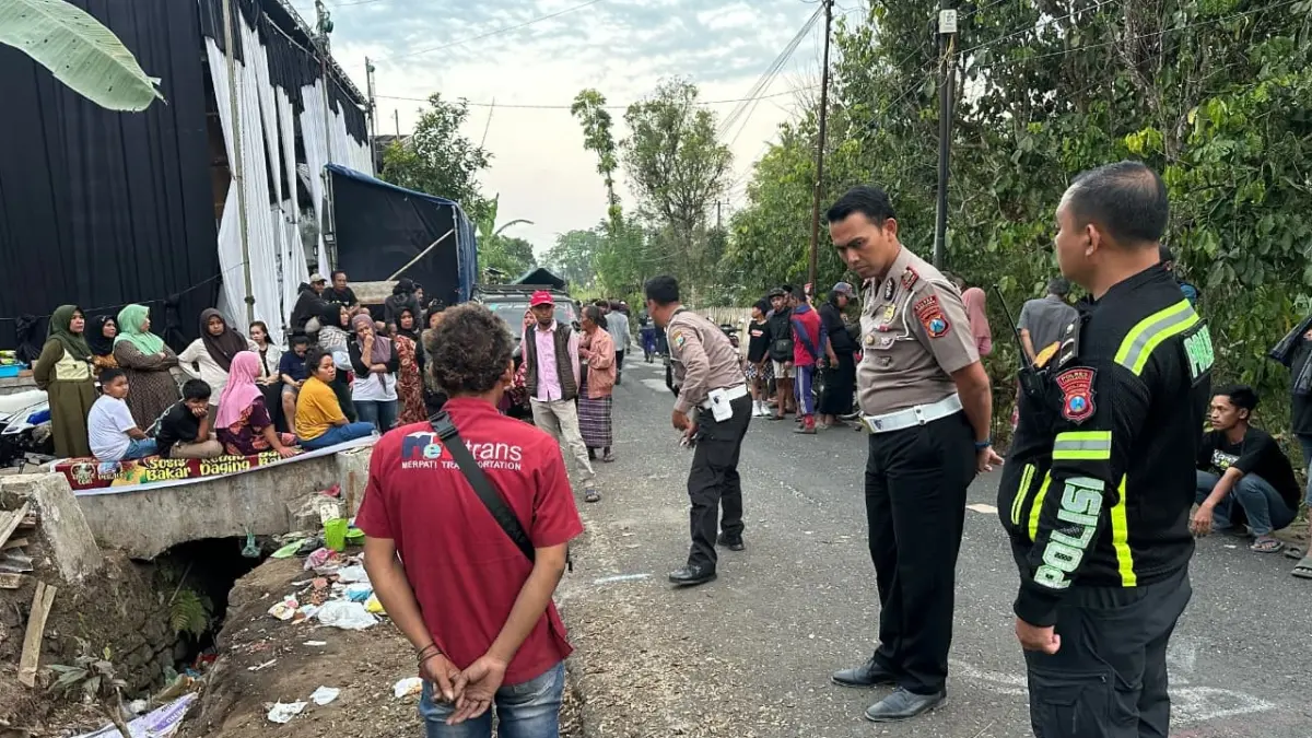 OLAH TKP: Sejumlah anggota polisi sedang melakukan olah tempat kejadian perkara, kemarin. (ATIEQSON MAR IQBAL)