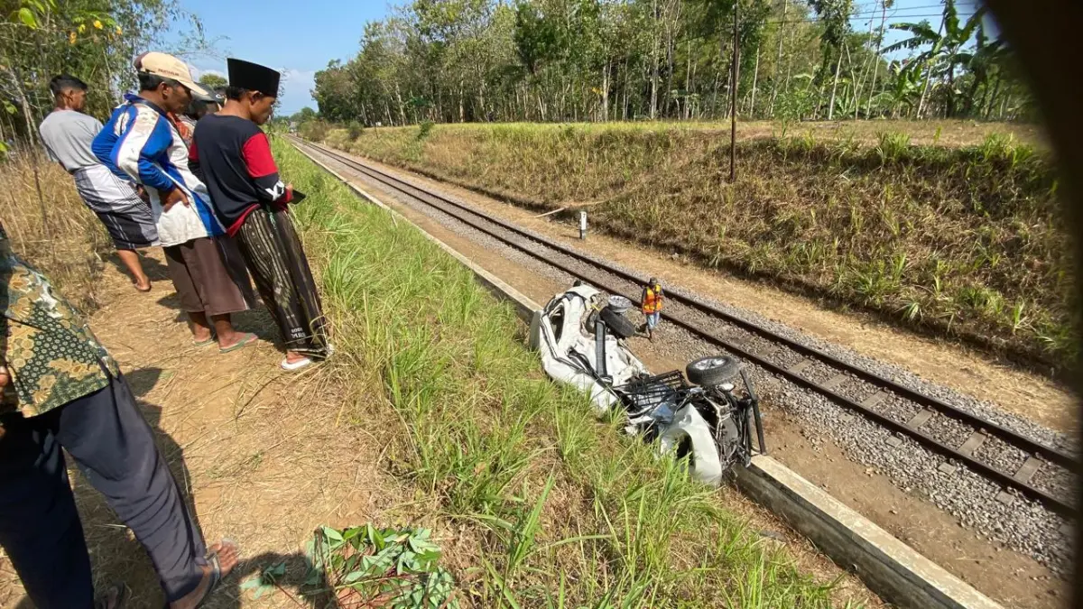 PENASARAN: Warga berdatangan ke lokasi kecelakaan untuk melihat kondisi Toyota Fortuner yang ringsek parah setelah tertabrak KA Ijen Ekspres. (JUMAI/RADAR JEMBER)