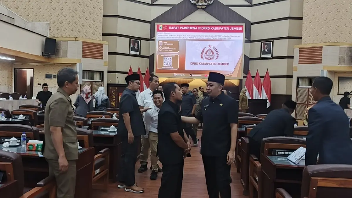 REALISASIKAN APBD: Suasana seusai Paripurna Pengesahan Perda PAPBD 2026, di Gedung DPRD Jember. (MAULANA/RADAR JEMBER)