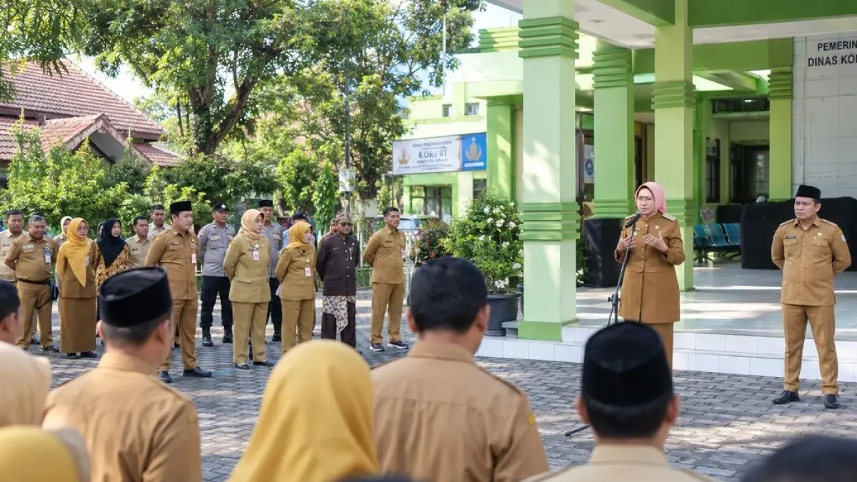 SAMPAIKAN: Bupati Lumajang Indah Amperawati saat melihat menyampaikan rencana perbaikan jalan tahun ini. (KOMINFO LUMAJANG)