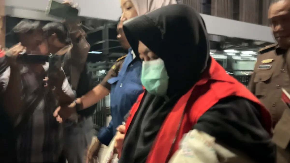 SIAP DIBUI: Siti Kholijah alias SH, ditetapkan sebagai tersangka dalam kasus korupsi penyaluran KUR BNI Jember. (JAWA POS)