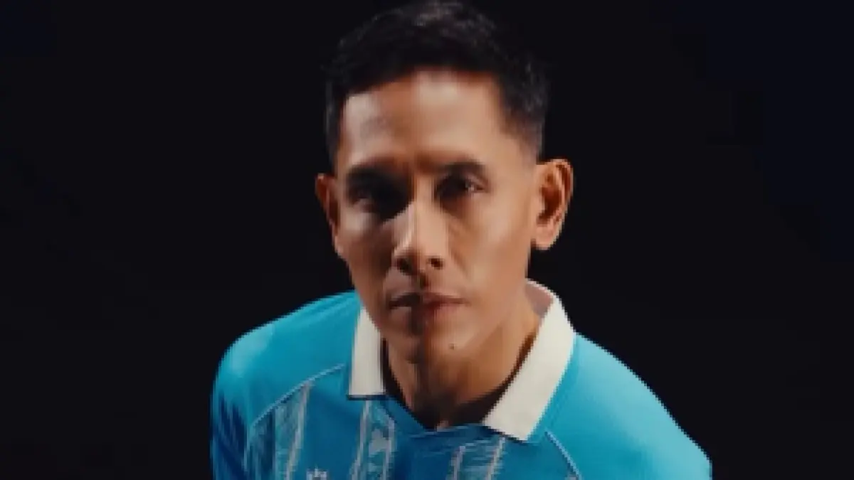 Tangkapan layar jersey ketiga Timnas Indonesia yang didominasi warna biru muda (Instagram/@kelme.id)