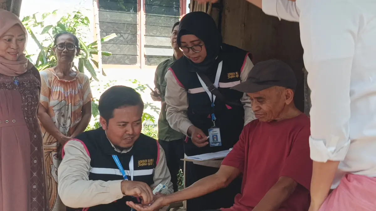 TERUS DIGENJOT: Salah satu warga sasaran program Homecare saat didatangi oleh petugas dari tenaga kesehatan. (MAULANA/RADAR JEMBER)