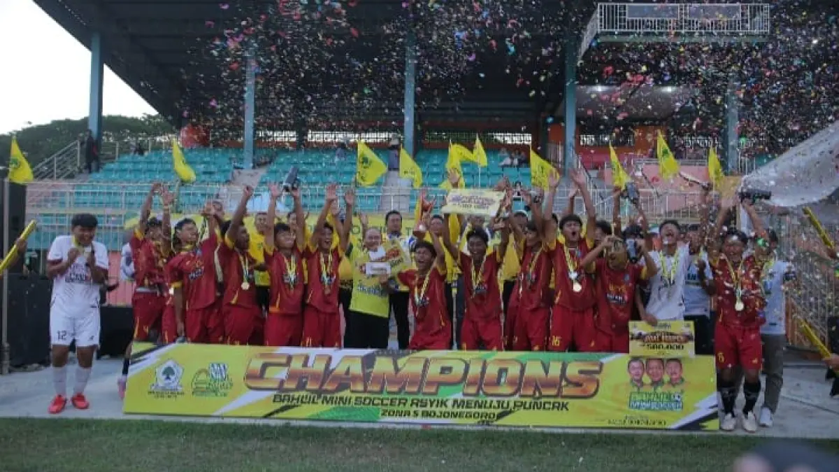 DOMINAN: Pemain-pemain SMAN 3 Bojonegoro merayakan keberhasilan meriah juara pertama Turnamen Bahlil Mini Soccer Zona Bojonegoro di Stadion Letjend Soedirman (SLS), 15 September lalu. Mereka menumbangkan MAN 1 Bojonegoro di laga pemungkas dengan skor 4-0. (Andika Feriawan/Radar Bojonegoro)