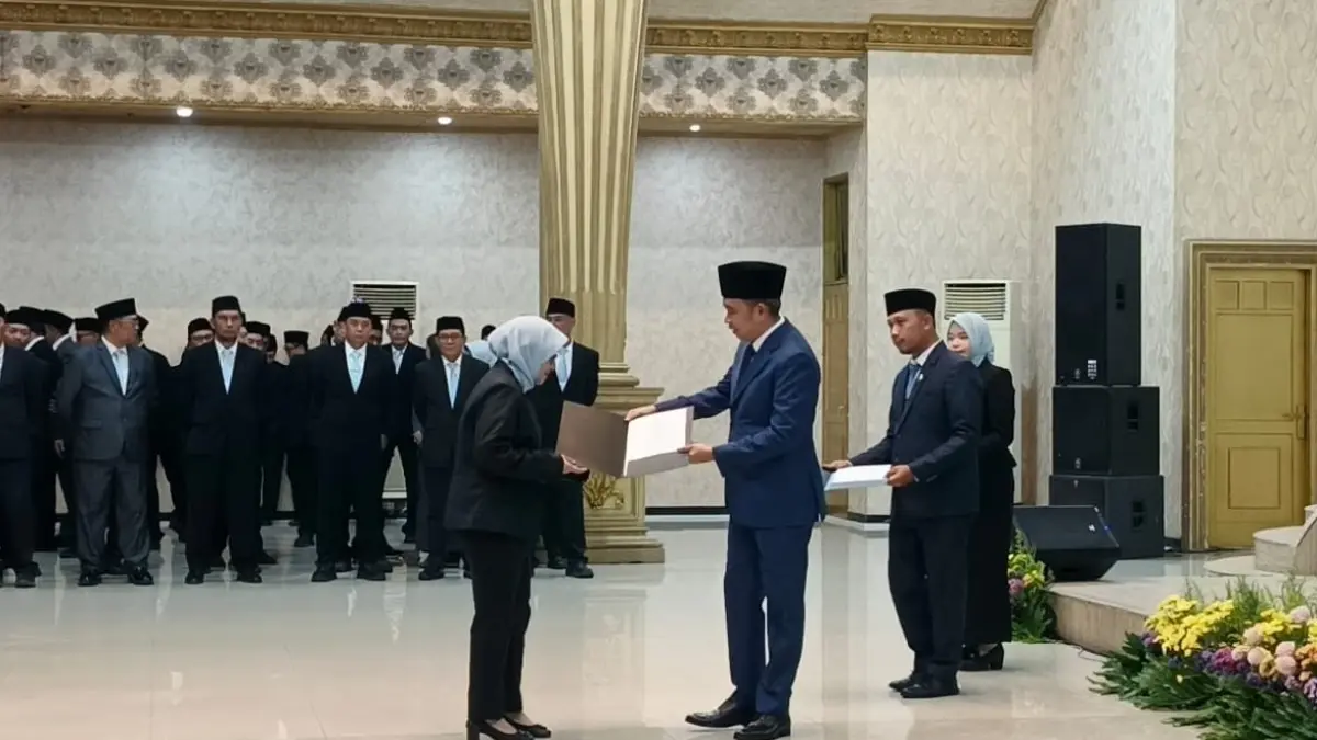Bupati Gus Fawait saat memberikan SK penugasan kepada salah seorang Kepala Puskesmas, (16/9). Dalam kesempatan lain, ia menyatakan akan membentangkan jalan untuk karir ASN yang mampu mendongkrak kepatuhan pajak, terutama untuk para Camat hingga lurah. (MAULANA/RADAR JEMBER)