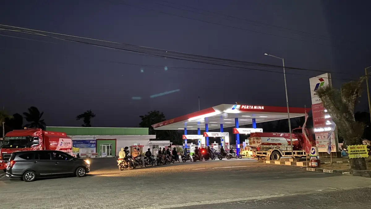 Antrean kendaraan di salah satu SPBU di Jember. (JUMAI/RADAR JEMBER)