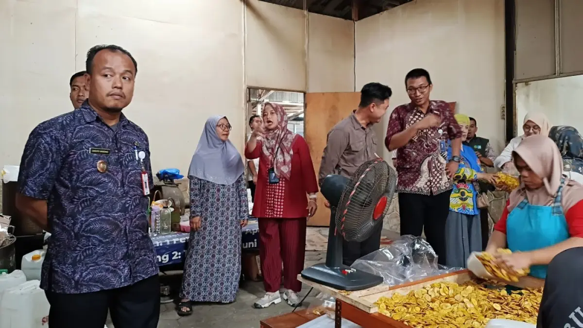 BEKERJA: Pemerintah Kecamatan Senduro saat melihat proses produksi salah satu UMKM, di Desa Burno. (ATIEQSON MAR IQBAL/RAME)