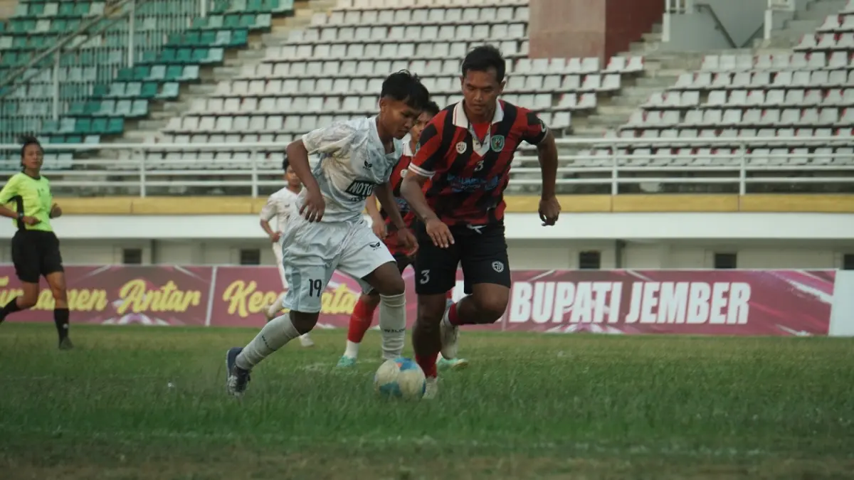 DUEL: Pertandingan ekshibisi tim sepak bola putra Poprov Jember (putih) melawan tim dari Liga 4 Perseba Bangkalan di Stadion Jember Sport Garden (JSG), Jumat (18/9) lalu. (SIDKIN ALI/RADAR JEMBER)