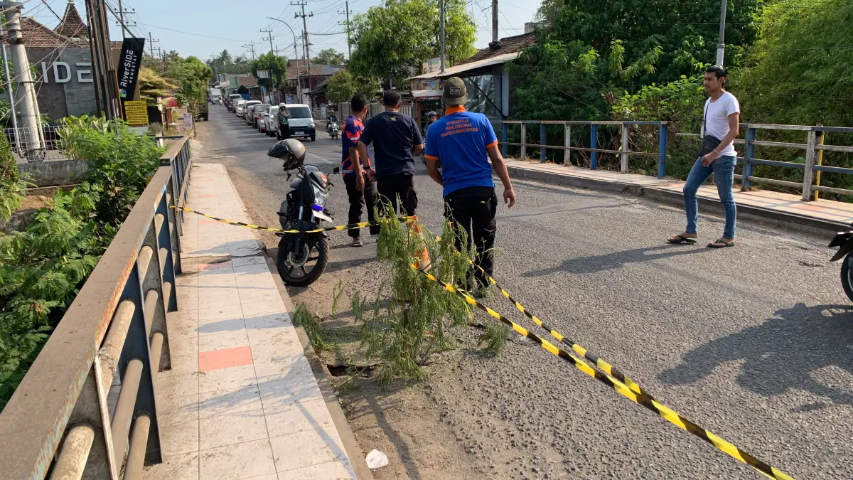 Jembatan Koncer Bondowoso berlubang lagi. (Ilham Wahyudi/Radar Jember)