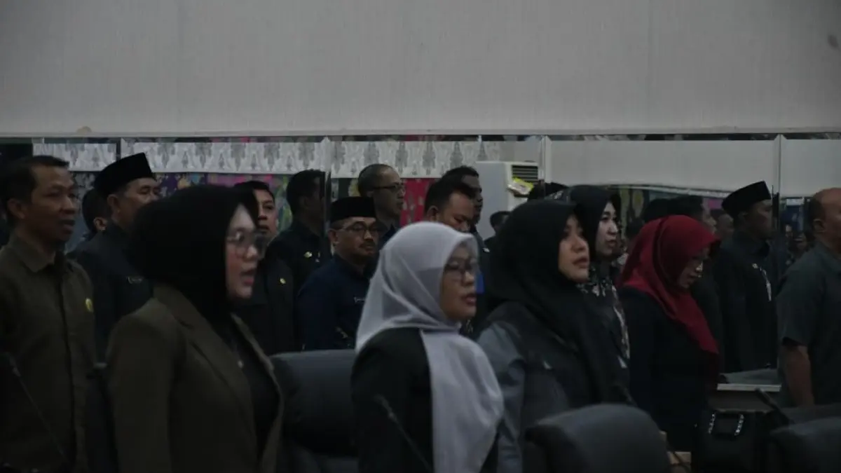 MENGIKUTI: Sejumlah anggota DPRD Bondowoso saat melaksanakan rapat paripurna, kemarin (17/9). (FAQIH HUMAINI/RADAR IJEN)