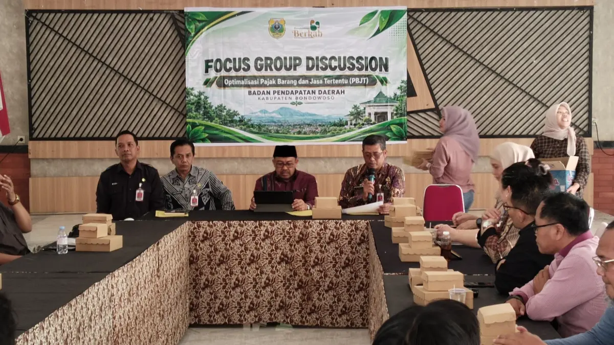 MENGIKUTI: Sejumlah pihak saat melakukan rapat koordinasi pajak hotel restaurant beberapa hari lalu. (FAQIH HUMAINI/RADAR IJEN)