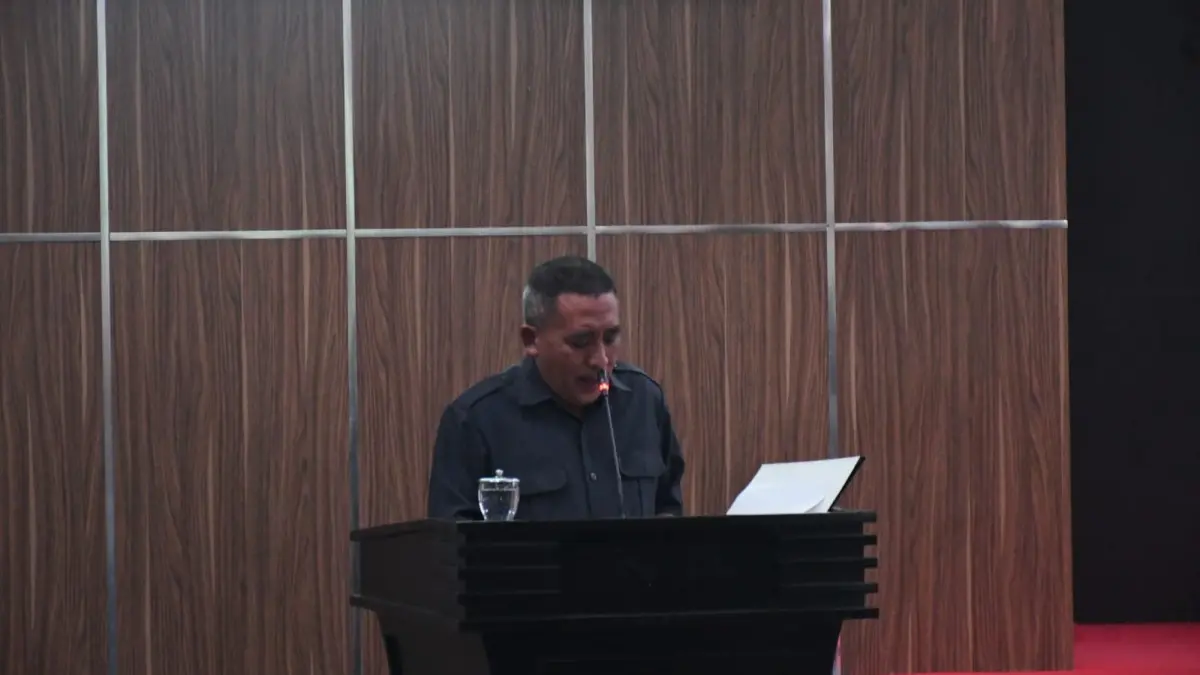 MENJELASKAN: Andi Hermanto, Jubir Fraksi PDIP Bondowoso, saat memaparkan 12 rekomendasi saat rapat paripurna. (FAQIH HUMAINI/RADAR IJEN)
