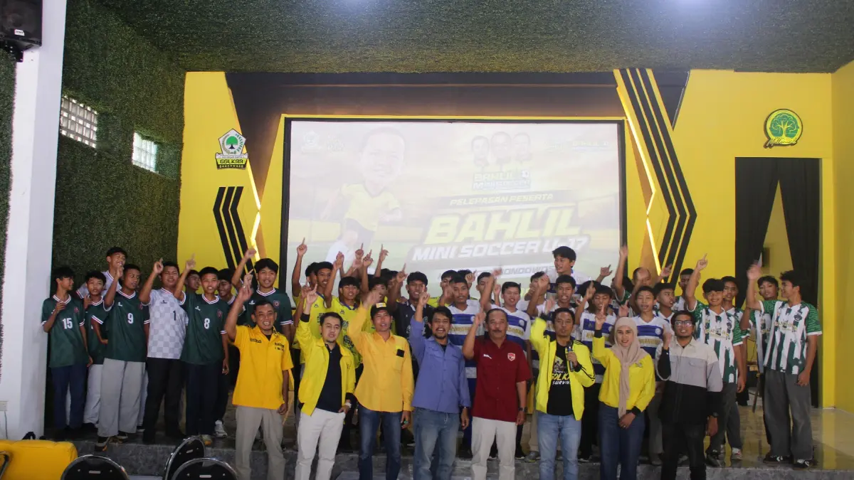 PELEPASAN KONTINGEN:&nbsp;Foto bersama Golkar Bondowoso beserta peserta Bahlil Mini Soccer Kontingen Bondowoso, kemarin (20/9), (GOLKAR BONDOWOSO)