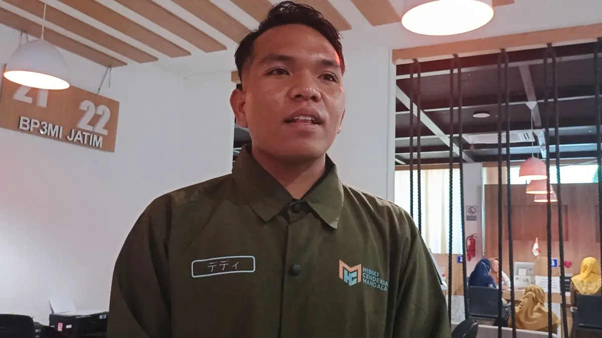 BULAT: Dedi Setiaji, pemuda asal Kecamatan Gumukmas, saat tengah mengurus dokumen untuk keperluan menjadi calon Pekerja Migran Indonesia (PMI) di MPP Kaliwates. (MAULANA/RADAR JEMBER)