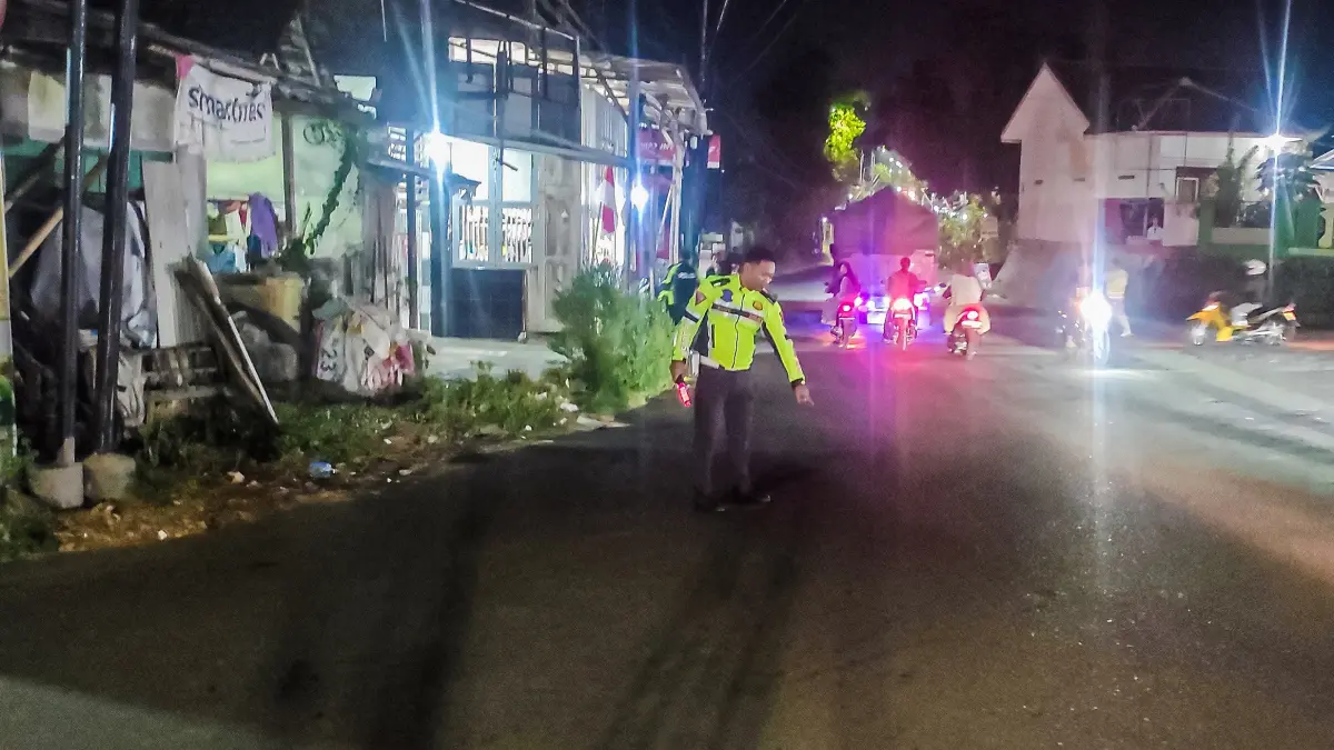 DATANGI TKP: Anggota Unit Laka Satlantas Polres Jember melakukan olah TKP kecelakaan di Jalan Dr. Soebandi, Lingkungan Cangkring, Kelurahan/Kecamatan Patrang. (SATLANTAS POLRES JEMBER)