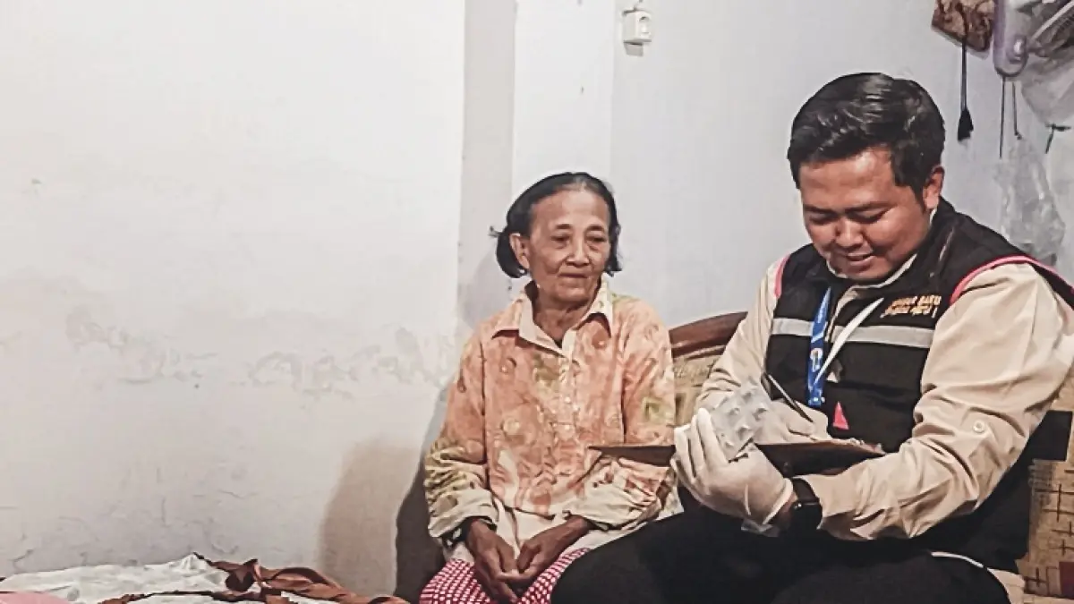 DIPERLUAS: Salah satu warga sasaran program Homecare Jember saat didatangi oleh tim medis setempat. (MAULANA/RADAR JEMBER)