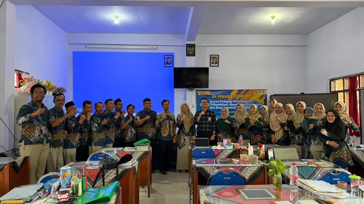 KOMPAK: Tim Pengabdian kepada Masyarakat Universitas Jember Bersama Guru SMAN Jenggawah pada Kegiatan Pendampingan Pengembangan Modul Ajar Deep Learning Multidisiplin berbasis Agroindustri. (UNEJ)
