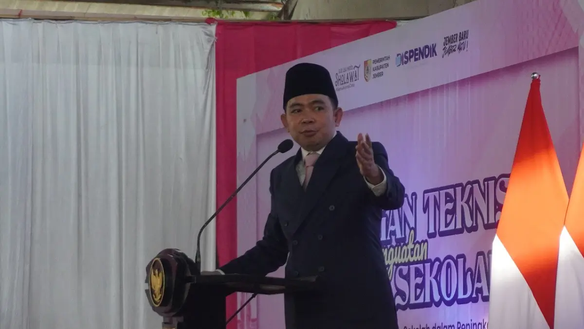 "Meski penentuannya tetap pemerintah pusat, tetapi kami terus perjuangkan (baik yang sekolah negeri dan swasta)." MUHAMMAD FAWAIT, Bupati Jember. (MAULANA/RADAR JEMBER)
