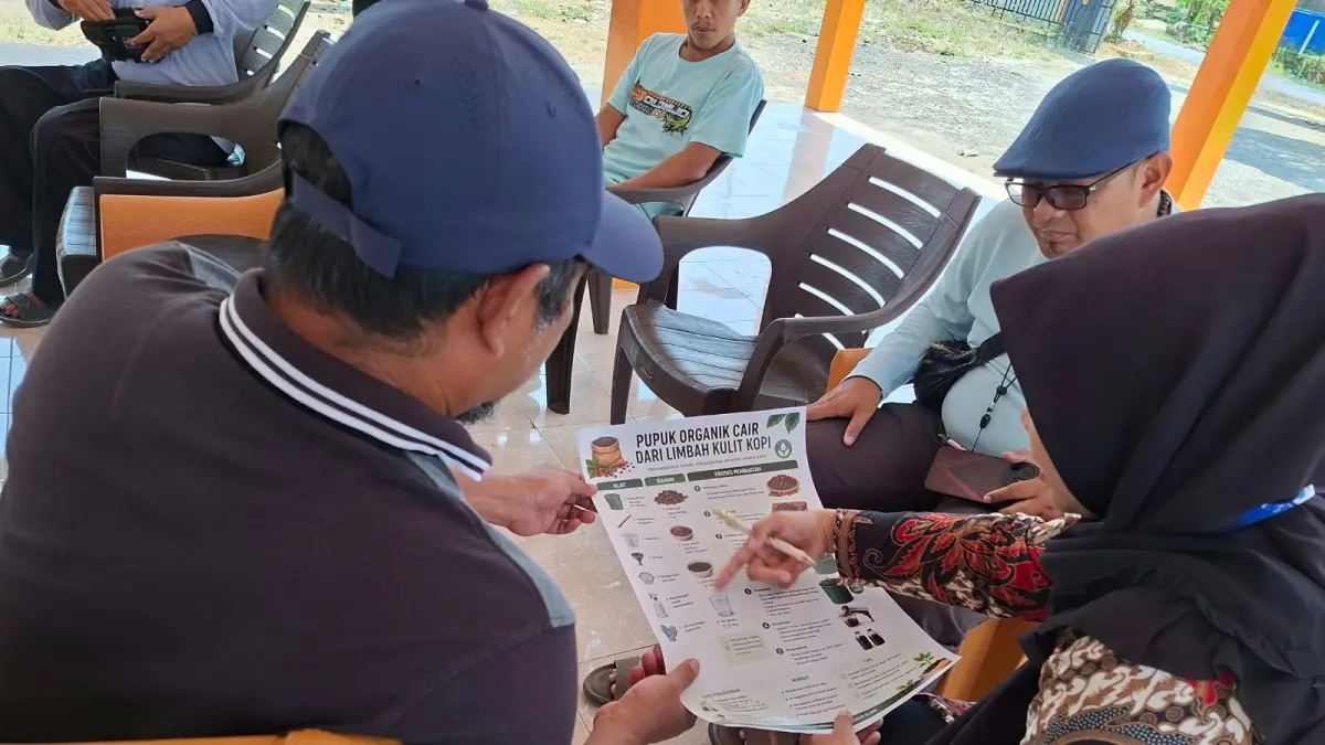 Pendampingan juga dilakukan dalam penggunaan media digital, pencatatan transaksi usaha sederhana, dan pengelolaan keuangan dasar guna mendukung tata kelola usaha yang lebih tertata.