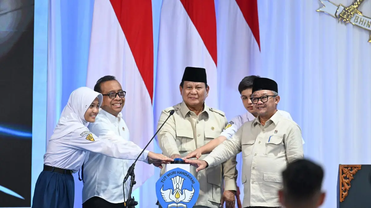 Prabowo dalam acara peresmian program digitalisasi pembelajaran untuk Indonesia cerdas pada 17 november 2025. yang kini prabowo tengah mencanangkan pendidikan 15 tahun (kemendikdasmen)