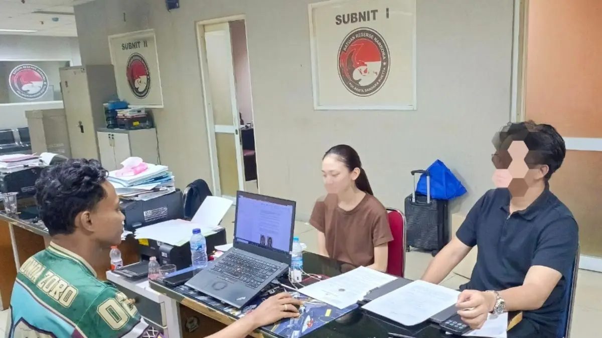 Selebgram Julia Prastini atau Jule menjalani pemeriksaan terkait kasus penyalahgunaan cairan vape yang mengandung etomidate di Polresta Bandara Soekarno-Hatta, Senin (14/9/2026). (ANTARA/HO-Polresta Bandara Soekarno-Hatta)