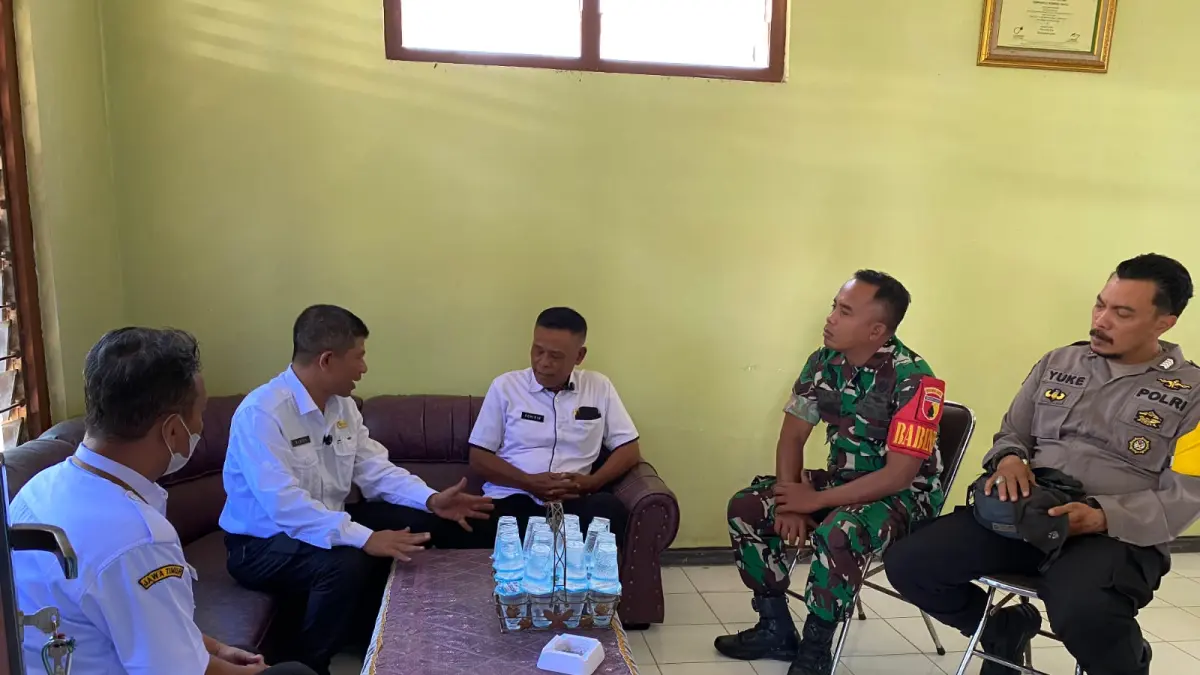 TERUS KOLABORASI: Dispendik Jember mengunjungi pemdes dan SMPN 2 Tempurejo. Ini dilakukan sebagai penguatan untuk menekan angka anak tidak sekolah. (DISPENDIK JEMBER)
