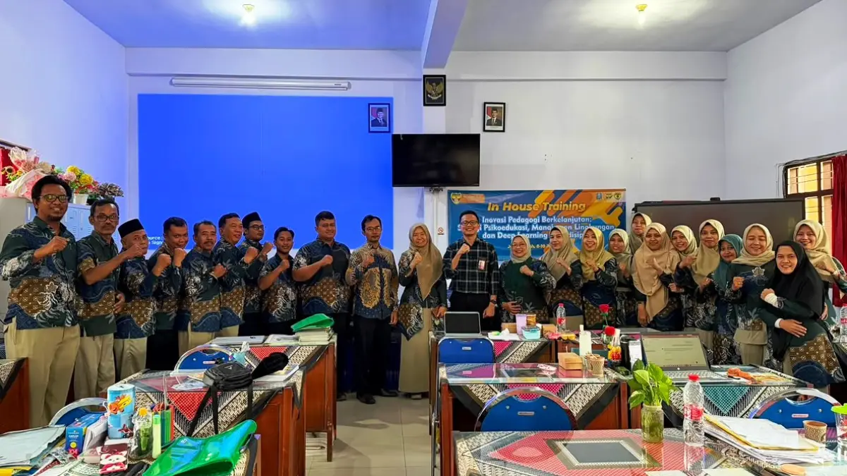 Tim Pengabdian kepada Masyarakat Universitas Jember Bersama Guru SMAN Jenggawah pada Kegiatan Pendampingan Pengembangan Modul Ajar Deep Learning Multidisiplin berbasis Agroindustri.