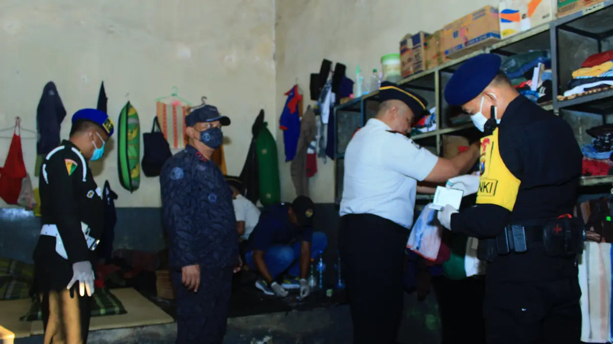 ANTISIPASI: Petugas gabungan melakukan penggeledahan barang milik warga binaan yang ada di dalam Lapas Bondowoso, kemarin. (DOK HUMAS LAPAS BONDOWOSO)