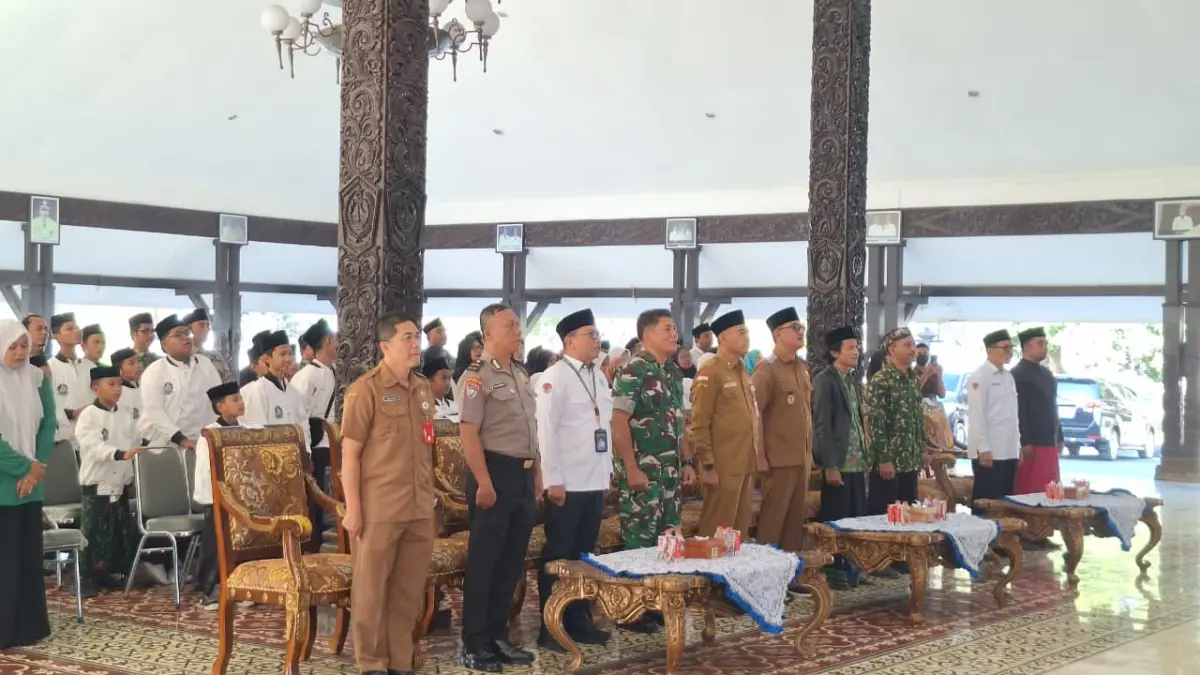 DELEGASIKAN: Pemkab Lumajang melepas kontingen yang bakal mengikuti ajang Pekan Olahraga dan Seni Antar Diniyah (Porsadin) VII tingkat Jawa Timur. (ATIEQSON MAR IQBAL/RADAR SEMERU)