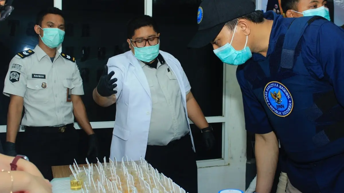 DIANTISIPASI: Tim Kesehatan Lapas Bondowoso bersama BNNK Lumajang, melihat hasil tes urine yang melibatkan 200 warga binaan. (ILHAM WAHYUDI/RADAR IJEN)