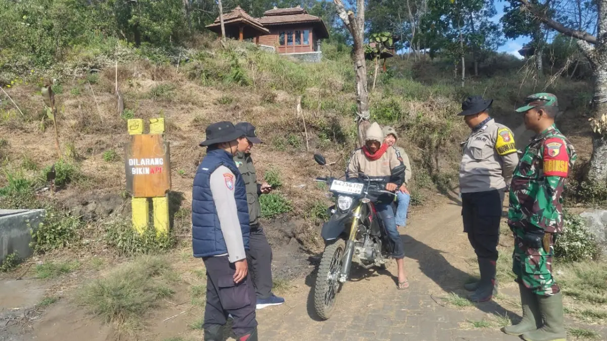 DIJAGA: Sejumlah petugas gabungan saat melakukan pemeriksaan untuk menekan ancaman kebakaran hutan dan lahan (karhutla). (POLSEK SENDURO)