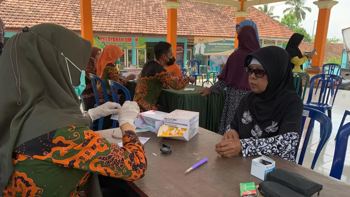 DIPERIKSA: Warga Lumajang saat rutin melakukan cek kesehatan di layanan kesehatan terdekat. (ADE APRYANIS/RADAR SEMERU)