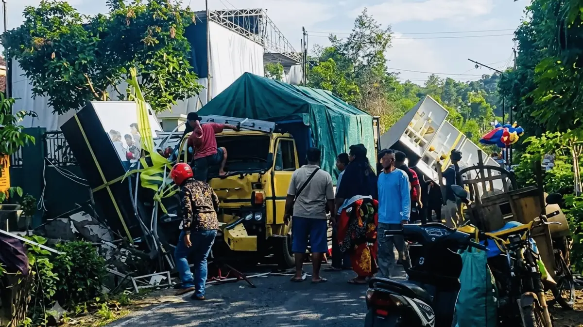 DITABRAK: Kecelakaan sebuah truk diduga akibat rem blong hingga memakan korban jiwa. (AKHRUS FOR RADAR SEMERU)
