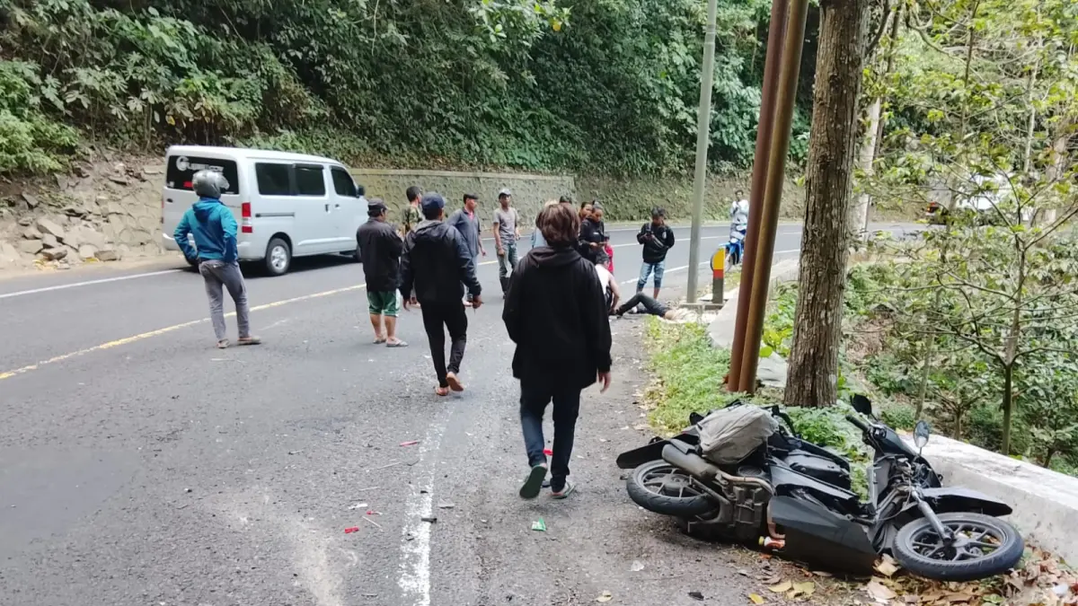 RUSAK PARAH: Honda Beat yang dikendarai Moch Irfan Nur Rozikin rusak setelah bertabrakan dengan truk di jalur Gumitir, Desa Sidomulyo, Kecamatan Silo. (RELAWAN GUMITIR)