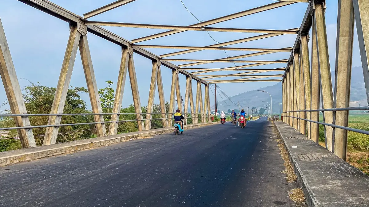 TAMPAK SEPI: Lokasi laka maut yang menewaskan dua pengendara di jembatan Desa Lojejer, Kecamatan Wuluhan. (JUMAI/RADAR JEMBER)