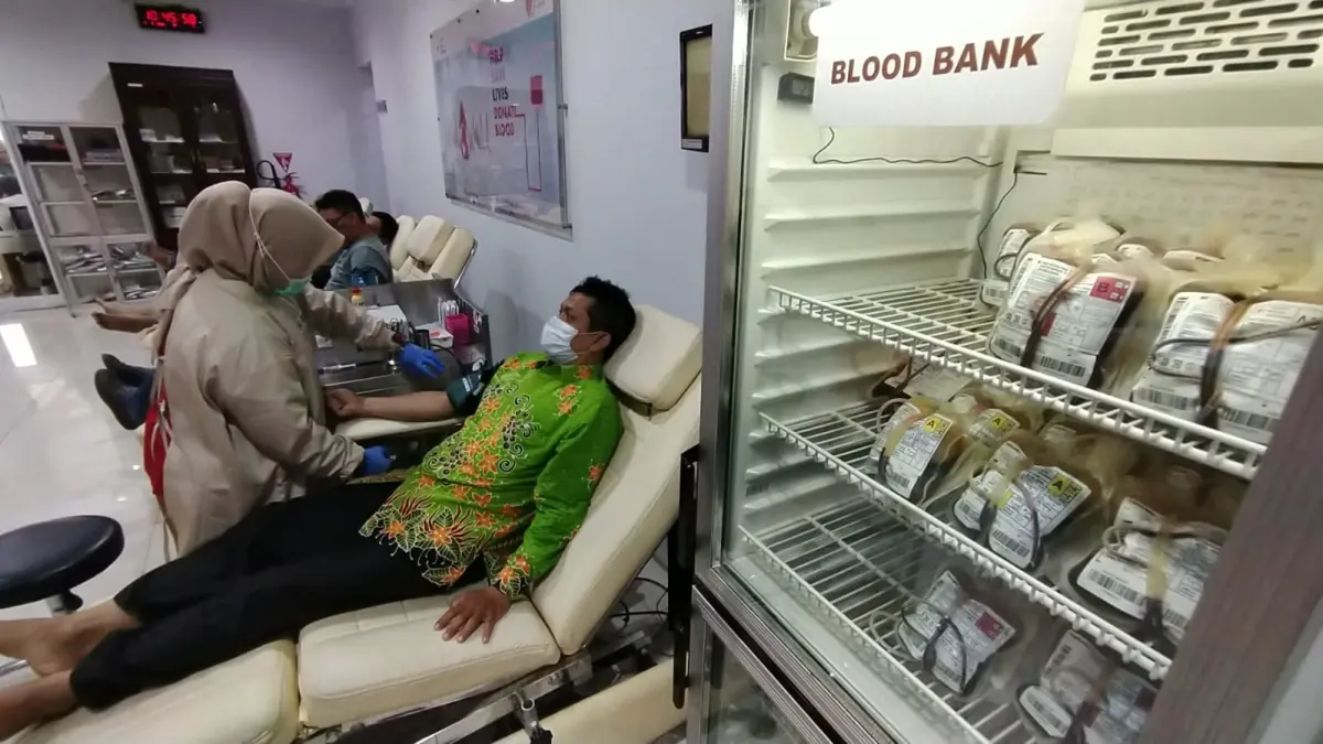 AMANKAN STOK DARAH: Aktivitas donor darah di UDD PMI Jember. Bupati Jember Muhammad Fawait mengeluarkan SE agar ASN aktif donor darah. (PMI JEMBER)